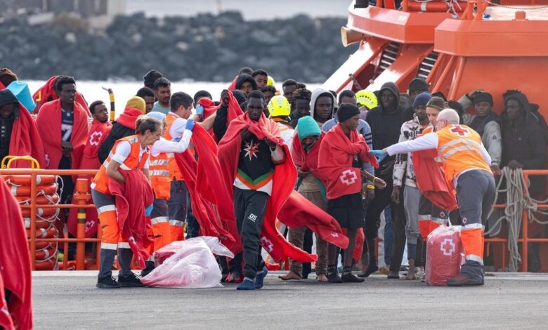 Imagen de archivo de los servicios sanitarios atendiendo a migrantes llegados a Canarias.