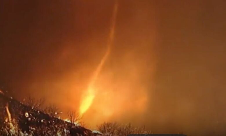 Captan enorme "tornado de fuego" girando en los devastadores incendios de Los Ángeles