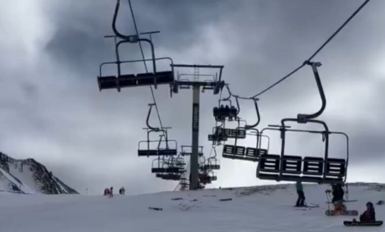 Captan trágico momento en que cae teleférico en medio de la nieve en España | VIDEO