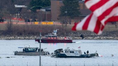 Encuentran las dos cajas negras del avión que se estrelló en Washington