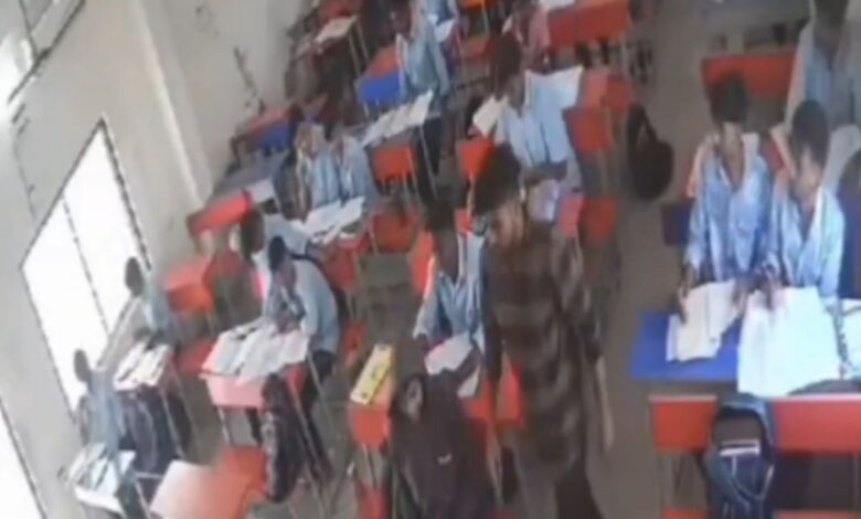 Estudiante se quita la vida frente a sus compañeros de clases | VIDEO