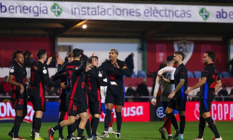 Los jugadores del Barça celebran uno de sus goles contra el Barbastro