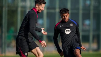 Lewandowski frente a Lamine Yamal en el entreno