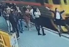 Fotografía sale mal y joven muere de forma terrible al ser arrollada por un tren | VIDEO