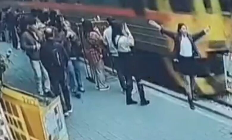 Fotografía sale mal y joven muere de forma terrible al ser arrollada por un tren | VIDEO