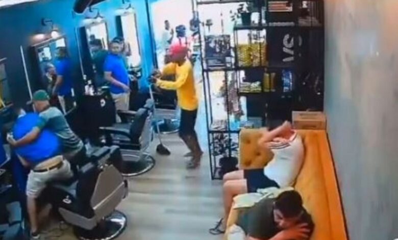 Frente a un bebé, delincuentes balean a policía durante un asalto en una barbería: VIDEO