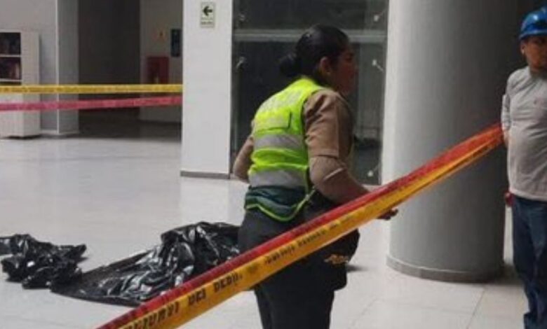 Indagan muerte de una estudiante de 22 años que cayó desde el doceavo piso de su universidad