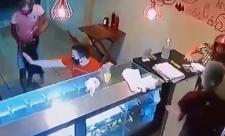 Intentan robar pizzería y terminan baleados, la mujer traiciona a su cómplice y se fuga | VIDEO