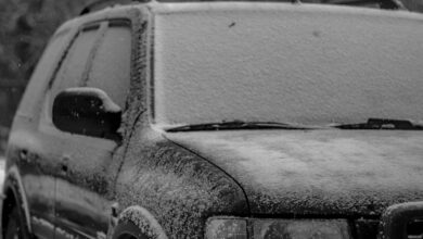 Investigan a un papá por usar a su bebé de 3 meses para limpiar la nieve de su auto en una tormenta invernal