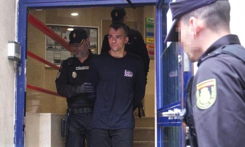 Roger, cuando fue sacado de la Comisaría de la Policía Nacional de Murcia rumbo al Juzgado.