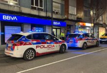 Gran revuelo en Gijón por un hombre atrincherado en un cajero: &quot;lleva más de cuatro horas dentro&quot;.