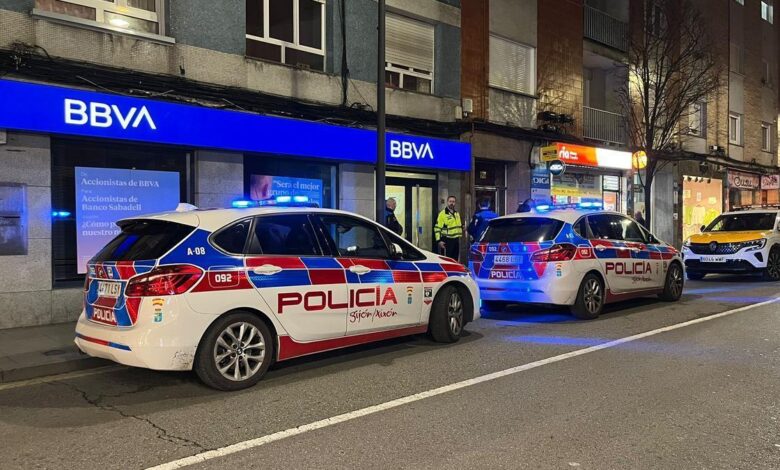 Gran revuelo en Gijón por un hombre atrincherado en un cajero: &quot;lleva más de cuatro horas dentro&quot;.