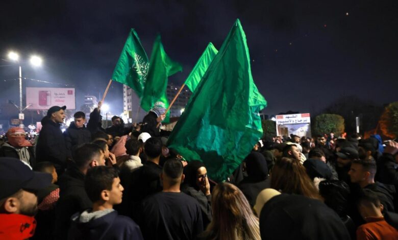 Grupos de personas celebran la liberación de presos.