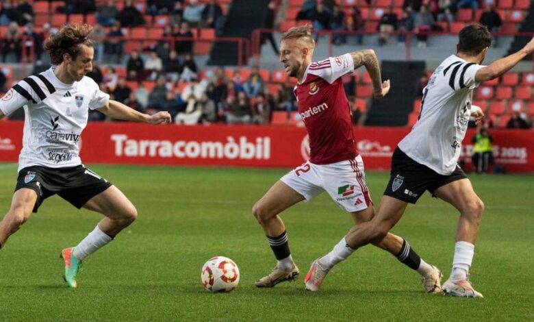 Acción de balón dividido en el Nou Estadi Costa Daurada