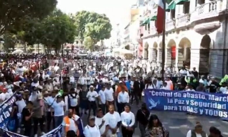 Marchan comerciantes en Puebla para exigir seguridad