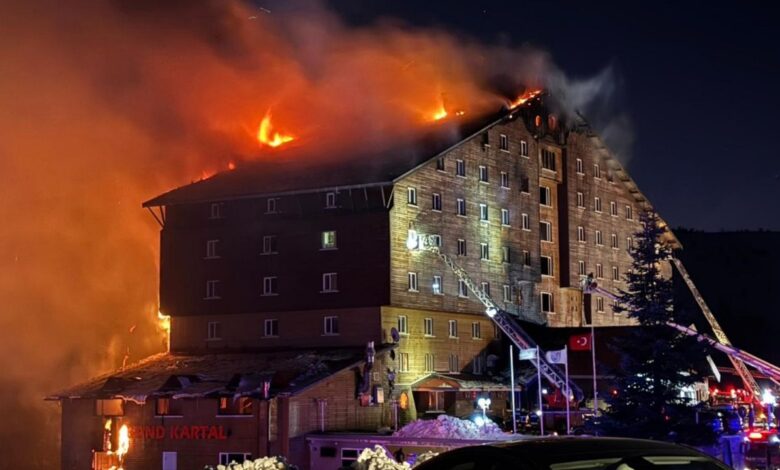 Mueren 10 personas tras incendio en hotel, hay 32 heridos | VIDEO