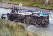 Mueren seis personas tras caer autobús a barranco