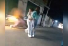 Niña de 11 años muere tras ser atropellada por una moto, así fue el trágico momento: VIDEO FUERTE