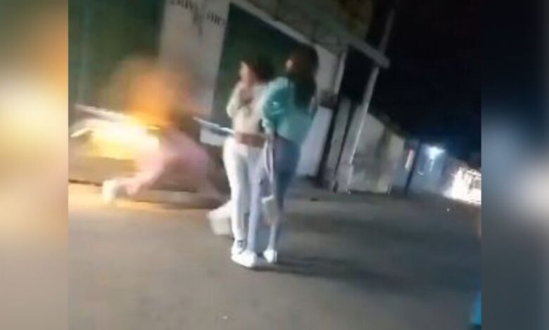 Niña de 11 años muere tras ser atropellada por una moto, así fue el trágico momento: VIDEO FUERTE