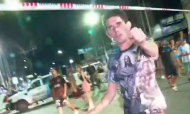 Policía mata a dos asaltantes y la familia se desquita con periodistas: “vinieron a matarnos” | VIDEOS