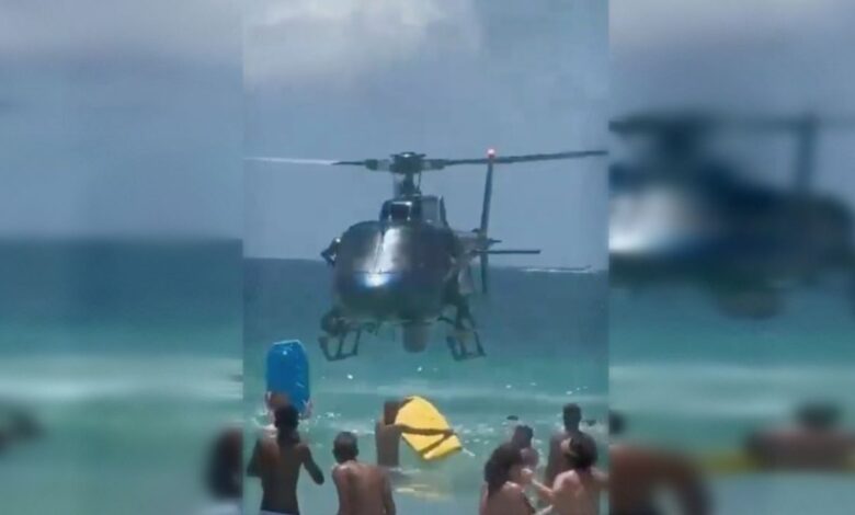 Policía tira su rifle al mar desde un helicóptero y bañistas se lo devuelven | IMÁGENES IMPACTANTES