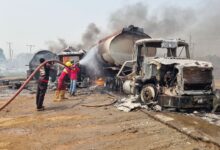 Rapiña de combustible en pipa accidentada deja 70 muertos: explotó cuando querían pasar la gasolina a otro camión