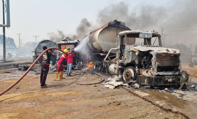 Rapiña de combustible en pipa accidentada deja 70 muertos: explotó cuando querían pasar la gasolina a otro camión