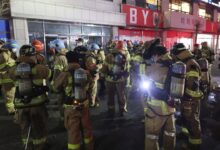 Reportan incendio de grandes dimensiones en edificio comercial