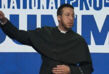 Sacerdote "bromea" haciendo saludo nazi durante cumbre pro-vida y le revocan licencia eclesiástica