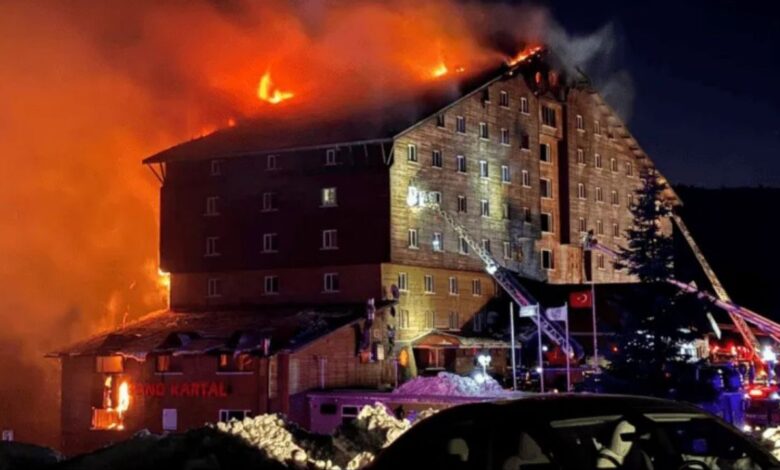 Sube a 66 el número de muertos por el incendio en un hotel de esquí en Turquía