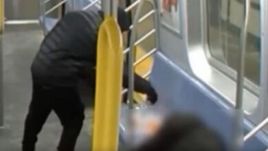 Sujeto enmascarado enciende fuego junto a pasajero dormido dentro de un tren del Metro