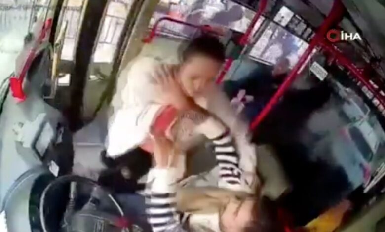 Un conductor de autobús es atacado por una mujer, descubren que era su esposa y se están divorciando: VIDEO