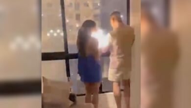 VIDEO Mujer es quemada por un fuego artificial durante celebración de Año Nuevo; intentaba grabar un momento romántico