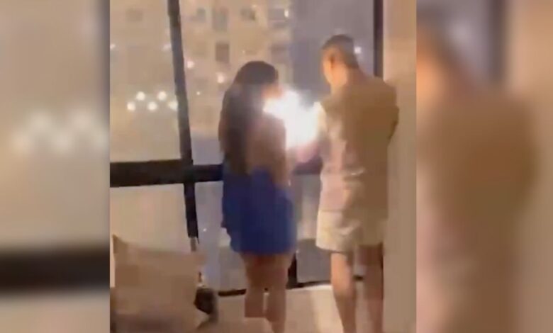 VIDEO Mujer es quemada por un fuego artificial durante celebración de Año Nuevo; intentaba grabar un momento romántico