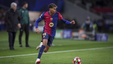 Lamine Yamal en acción durante el partido entre el FC Barcelona y el Atalanta de Champions League