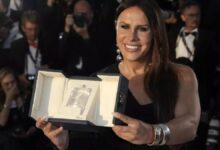 La actriz española Karla Sofía Gascón, con el premio de Cannes.