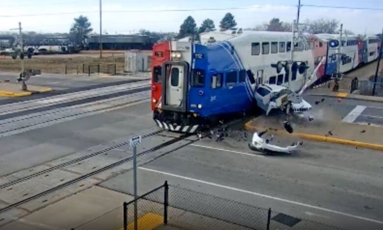 Automovilista escapa segundos antes de ser arrollado por un tren en Utah | VIDEO