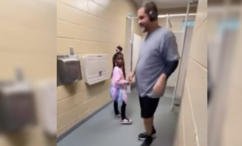 Acompaña a su hija al baño y descubre algo escalofriante, un hombre estaba escondido | VIDEO