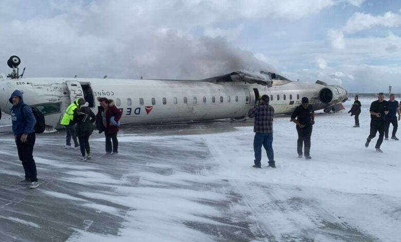 Avión de Delta Airlines procedente de EU vuelca en pista de aterrizaje, en Toronto