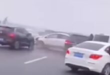 Captan en VIDEO choque múltiple en carretera por acumulación de niebla y hielo