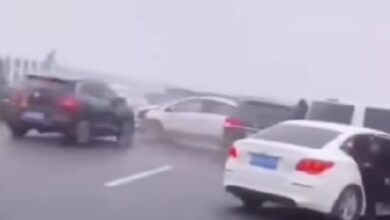 Captan en VIDEO choque múltiple en carretera por acumulación de niebla y hielo