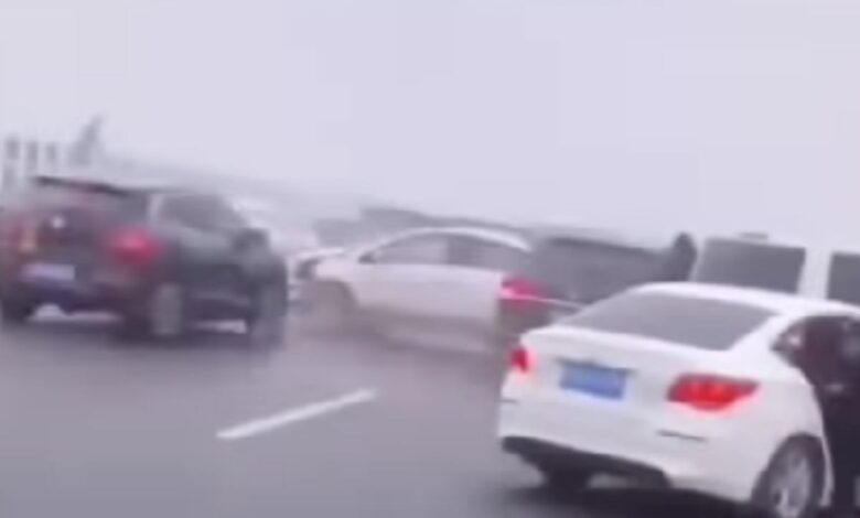 Captan en VIDEO choque múltiple en carretera por acumulación de niebla y hielo