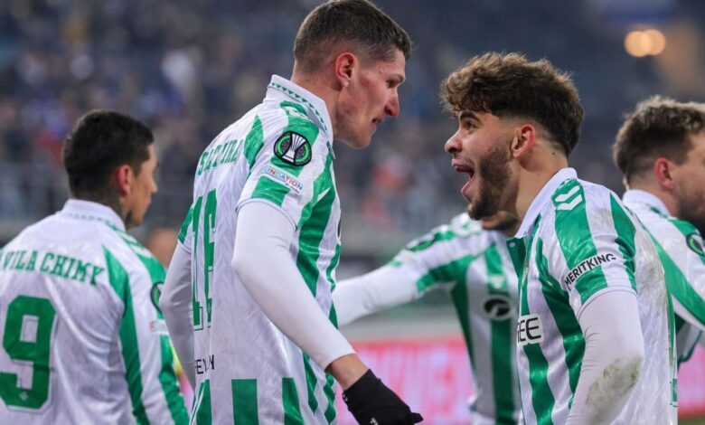 Jugadores del Betis celebran ante el Gante.