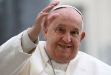 El Vaticano asegura que el Papa Francisco continúa en estado "crítico"