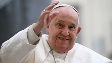 El Vaticano asegura que el Papa Francisco continúa en estado "crítico"