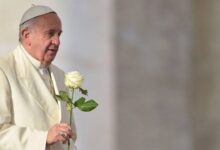 El Vaticano asegura que el Papa Francisco muestra una leve mejoría