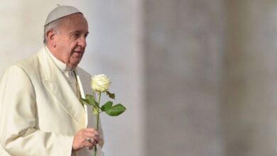 El Vaticano asegura que el Papa Francisco muestra una leve mejoría