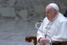 El Vaticano asegura que el papa Francisco sufre de neumonía bilateral y su cuadro clínico es "complejo"