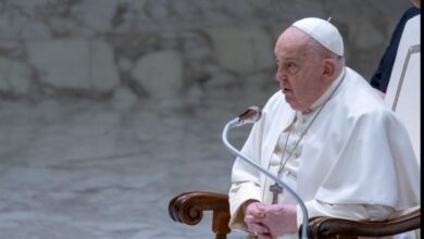 El Vaticano asegura que el papa Francisco sufre de neumonía bilateral y su cuadro clínico es "complejo"