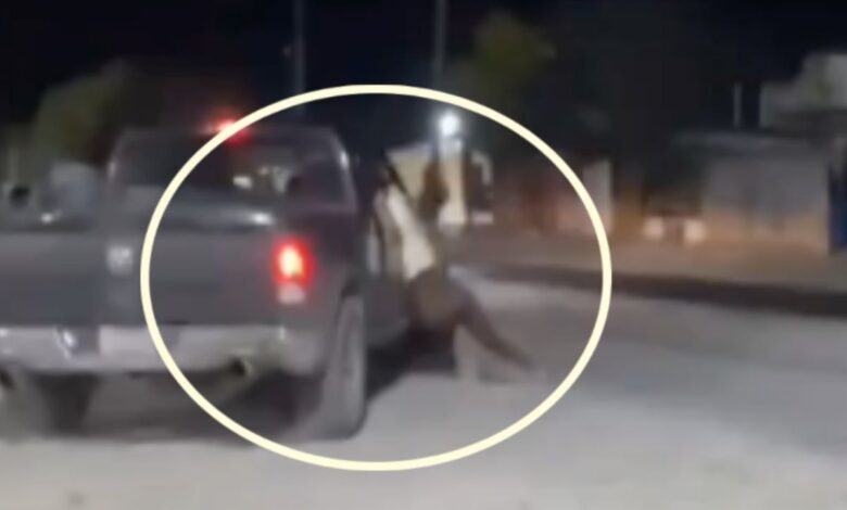 Encuentra a su novio con otra mujer, los corretea y él la arrastra con la camioneta | VIDEO